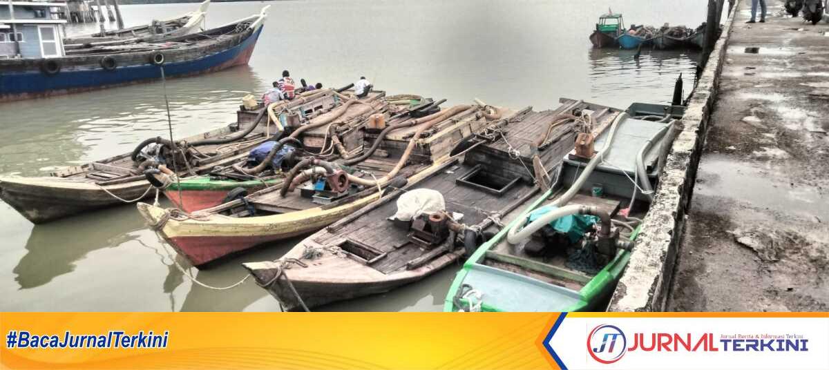 Kapal-kapal pompong penambangan pasir sandar di Pulau Babi, Kecamatan Meral beberapa waktu lalu. (dokumentasi pribadi)