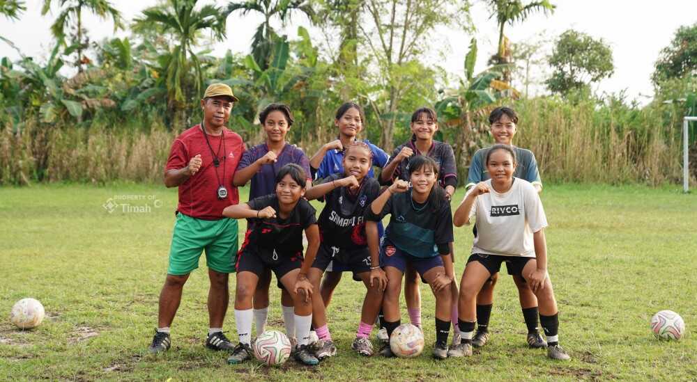 timah sekolah sepak bola PT Timah Tbk terus menyalurkan bantuan kepada Sekolah Sepak Bola (SSB) Tunas Mandiri di Desa Rias, Kabupaten Bangka Selatan. (Timah)
