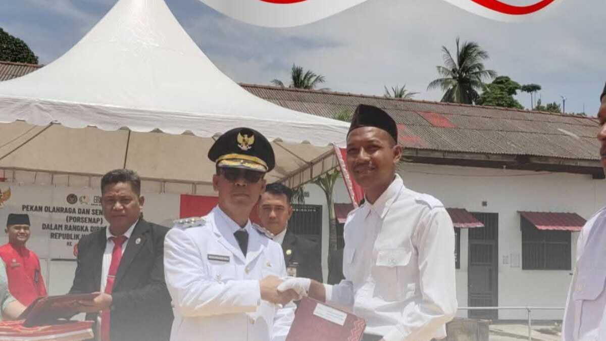 Bupati Karimun Ing. H. Iskandarsyah menyerahkan secara simbolis surat remisi umum kepada warga binaan Rutan Kelas IIB Tanjung Balai Karimun, Minggu (17/08/2025).