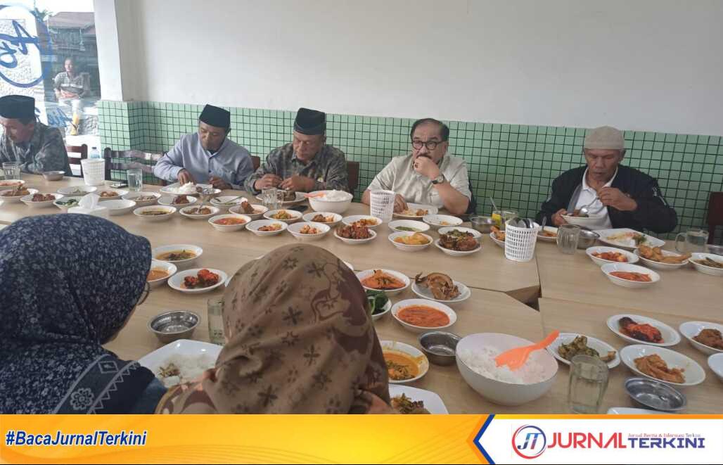 Adobe Express - file (2) M. Shadiq Pasadigoe saat menerima aspirasi masyarakat Pandai Sikek dan Koto Laweh. (Dok ist).