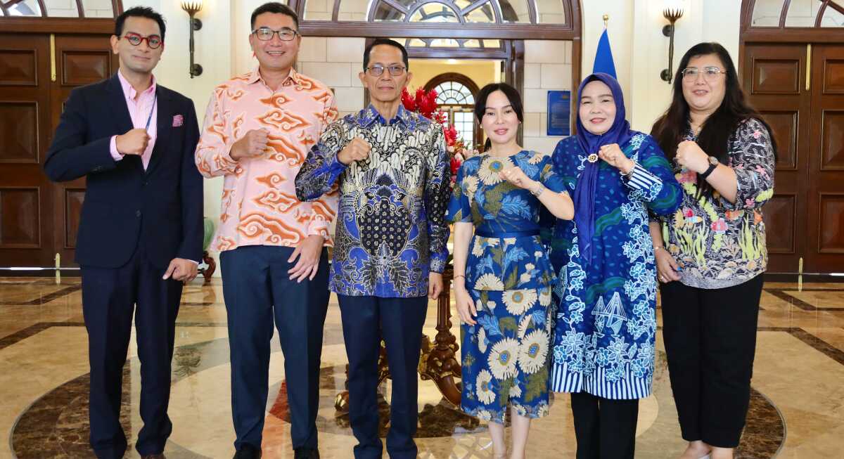 BP Batam dan Singapura Kepala Badan Pengusahaan (BP) Batam, Amsakar Achmad dan Wakil Kepala BP Batam Li Claudia Chandra memenuhi undangan Konsulat Jenderal Singapura untuk Batam, Gavin Ang, di Singapura pada Senin, 29 September 2025. (Foto: humasbpbatam)
