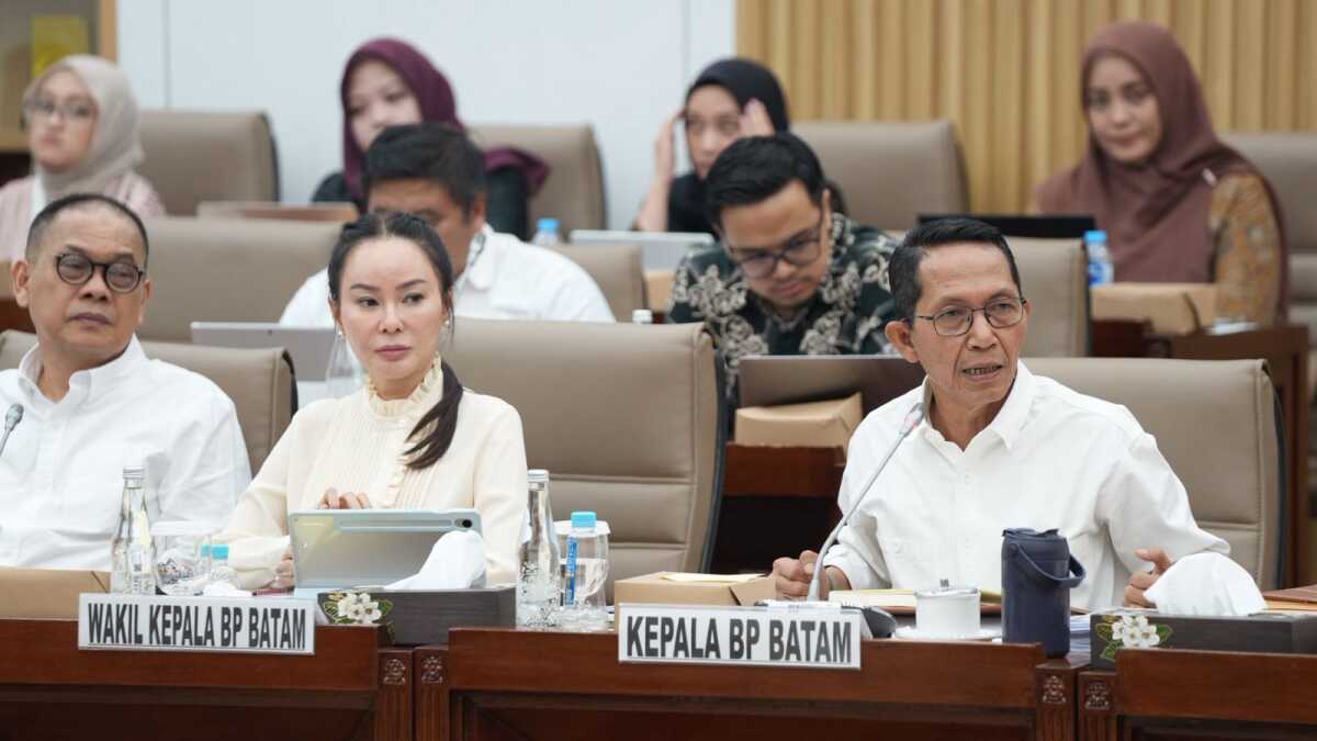 Kepala BP Batam Amsakar Achmad dan Wakil Kepala BP Batam Li Claudia Chandra dalam Rapat Dengar Pendapat (RDP) tentang Pembahasan Pengembangan Kawasan Batam di Gedung Nusantara I, Jakarta, Rabu (1/10/2025). (Foto: humasbpbatam)