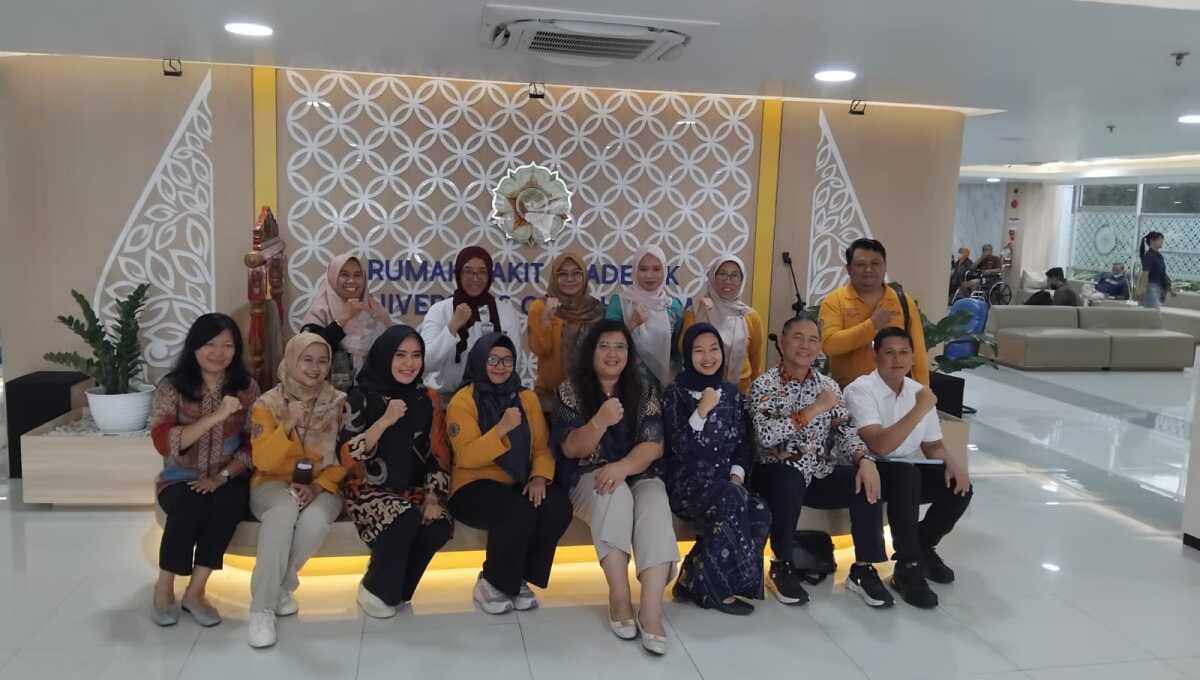 BP Batam ke rsa ugm Anggota/Deputi Bidang Pelayanan Umum BP Batam bersama Direktur RSBP Batam, Tanto Budiharto bersama rombongan berpose di sela kunjungan ke RSA UGM, Jumat (3/10/2025). (Foto: humasbpbatam)