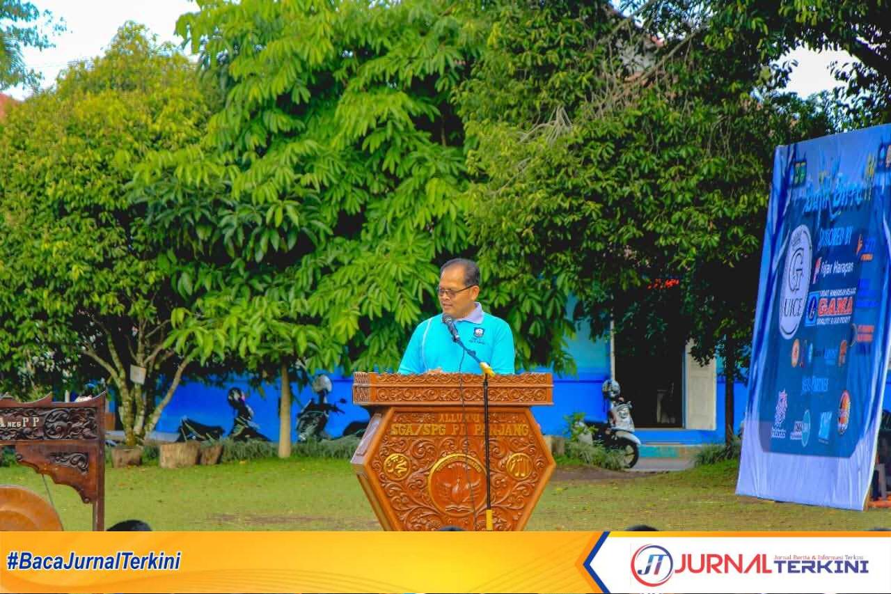Kepala SMAN 1 Padang Panjang, Budi Hermawan, S.Pd, M.Si. saat membuka Kegiatan Birru Cup SMAN 1 Padang Panjang. (Dok ist).