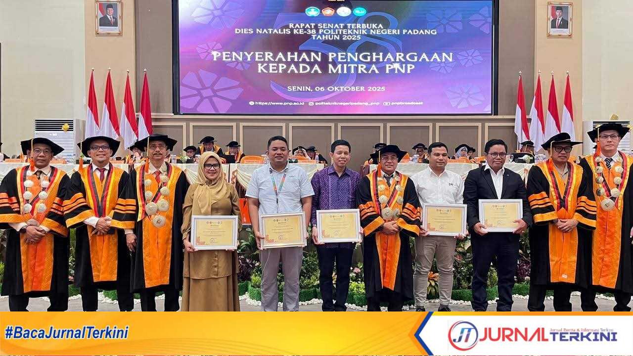 Diskominfo Padang terima penghargaan pada dies natalis Politeknik negeri Padang. (Foto Kominfo Padang).