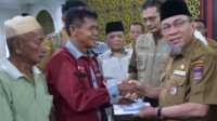 Walikota Padang, Maigus Nasir saat menyerahkan bantuan untuk korban kebakaran. (Dok ist).