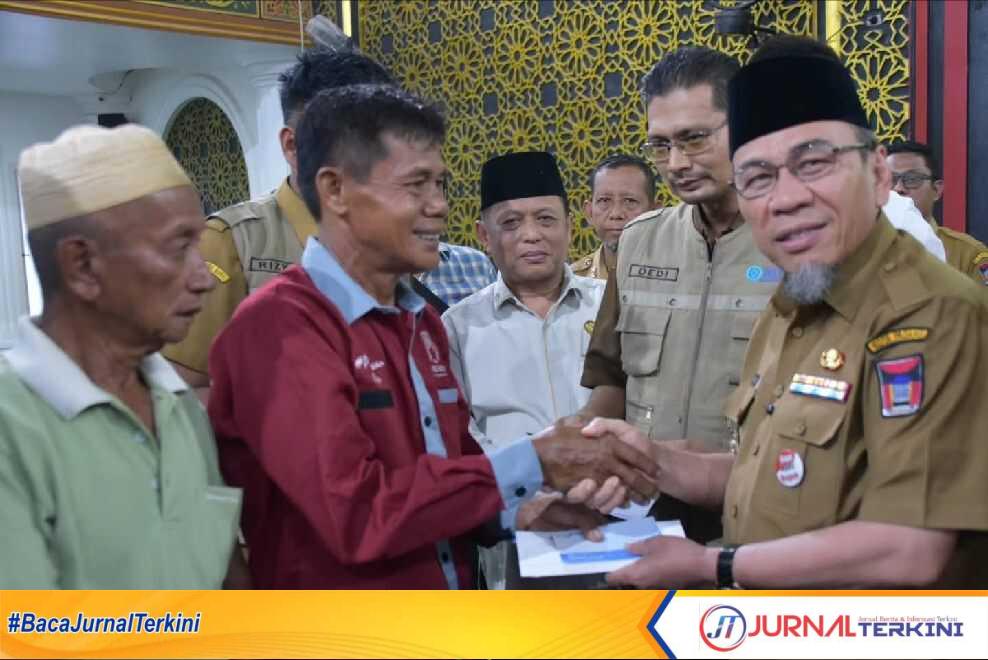 Walikota Padang, Maigus Nasir saat menyerahkan bantuan untuk korban kebakaran. (Dok ist).
