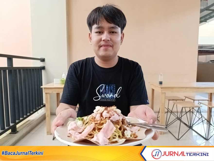 Fikru, cucu pemilk Bofet Garuda. (Foto Kominfo Padang).