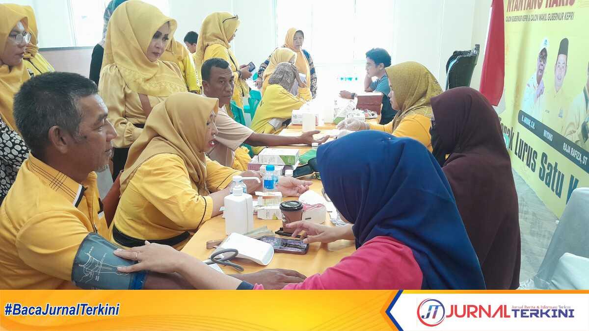 Partai Golkar Karimun menggelar cek kesehatan gratis dalam rangka merayakan hari jadi Partai Golkar ke-61 di sekretariat DPD Partai Golkar Karimun, Sabtu (18/10/2025). (JurnalTerkini.id/rusdi)