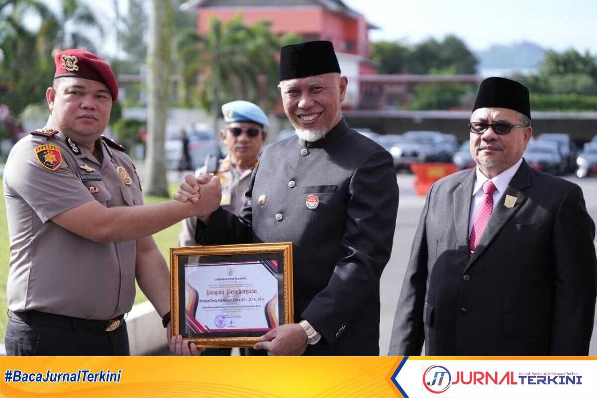 IMG-20251001-WA0029 Pembwerian Peringatan Kepada Kepolisian Sumbar pada Hari Kesaktian Pancasila dan Hari Jadi Prov Sumbar ke-80 pada Rabu (1/10/2025). ( Foto Adpim Sumbar).