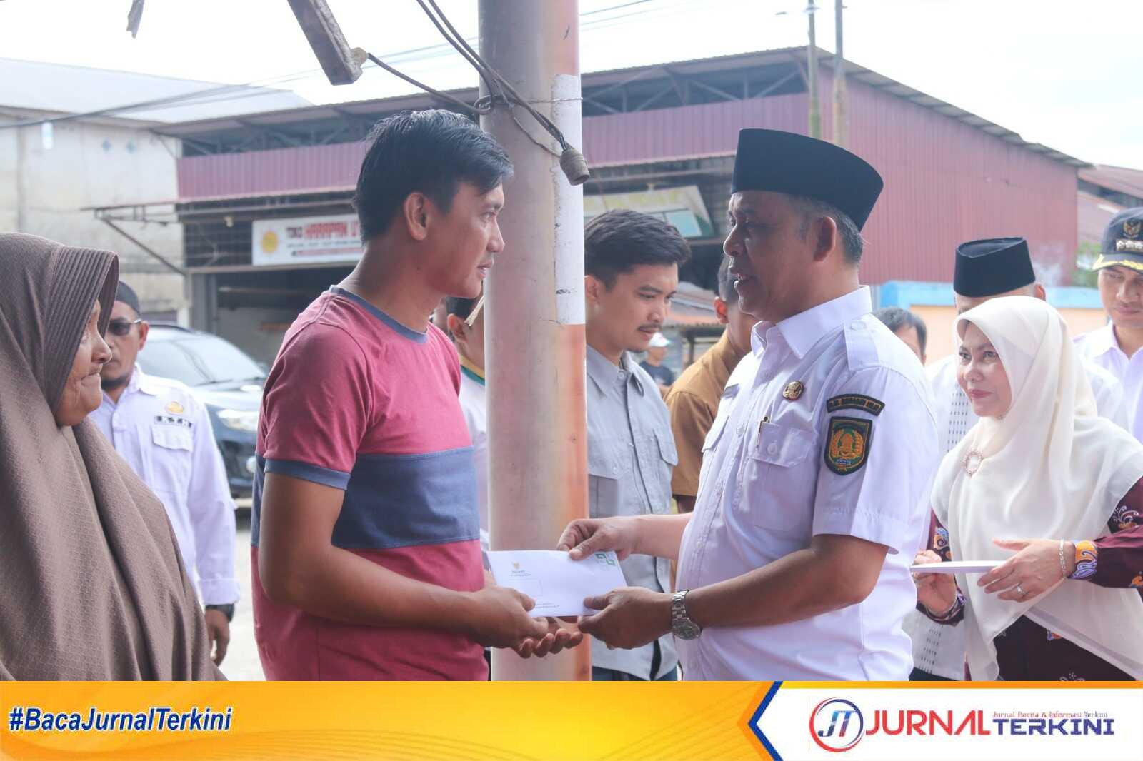IMG-20251001-WA0081 Ket Foto: Bupati Indragiri Hilir H Herman Saat Menyerahkan Bantuan Langsung kepada Korban Kebakaran di Tembilahan Hulu, Rabu (01/10/2025)
