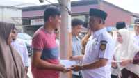 Ket Foto: Bupati Indragiri Hilir H Herman Saat Menyerahkan Bantuan Langsung kepada Korban Kebakaran di Tembilahan Hulu, Rabu (01/10/2025)