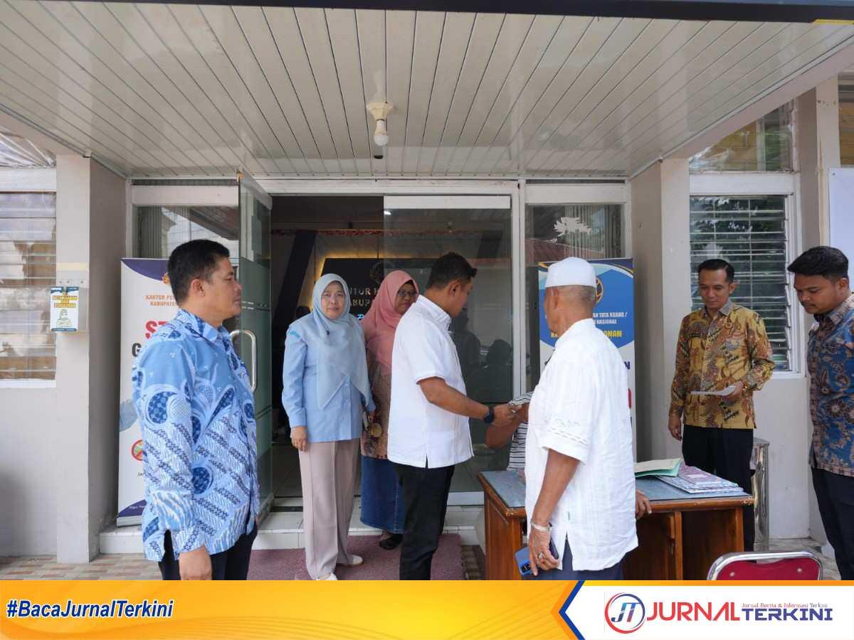 IMG-20251002-WA0139 Bupati Jon F Pandu saat di Kantor Pertanahan Kab Solok. (Foto DiskominfokabSolok).