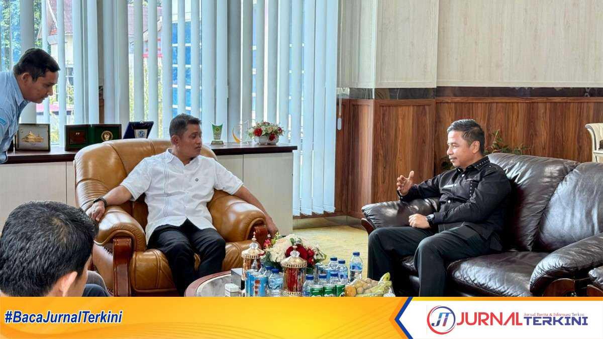 IMG-20251002-WA0153 Bupati Solok saat menerima kunjungan Bupati Kampar, Riau. (Foto DiskominfokabSolok).