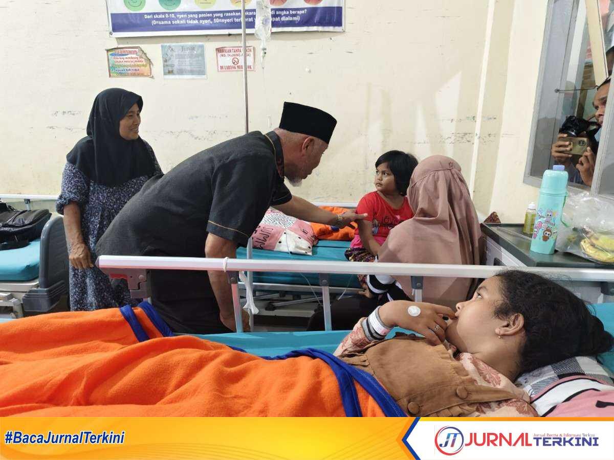 IMG-20251003-WA0031 Gubernur Sumbar, Mahyeldi Ansharullah, saat meninjau korban keracunan MBG di RSUD Lubuk Basung. (Foto Adpim Sumbar).