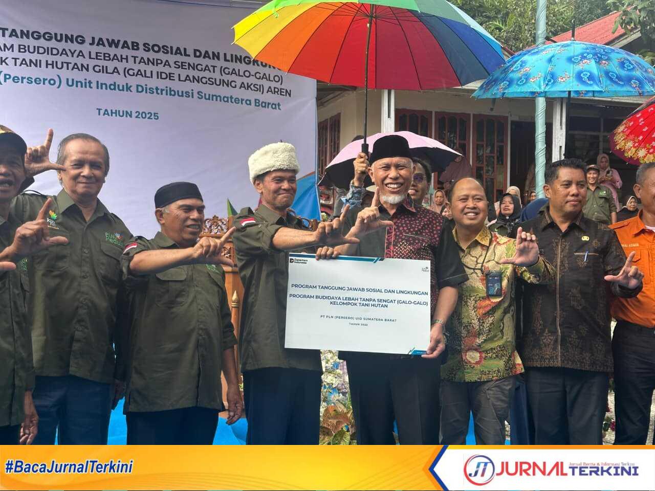 IMG-20251003-WA0127 Gubernur Sumbar saat menyerahkan bantuan melalui program pemberdayaan budi daya lebah tanpa sengat di Kab Agam. (Foto Adpim Sumbar).