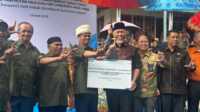 IMG-20251003-WA0127 Gubernur Sumbar saat menyerahkan bantuan melalui program pemberdayaan budi daya lebah tanpa sengat di Kab Agam. (Foto Adpim Sumbar).
