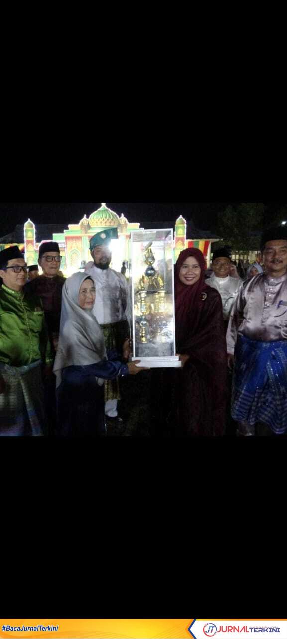 IMG-20251005-WA0060 Ket Foto: Wakil Bupati Inhil Yuliantini saat penyerahan Piala kepada peserta MTQ ke-55 Tingkat Kecamatan Mandah didampingi Anggota DPRD kabupaten Indragiri Hilir
