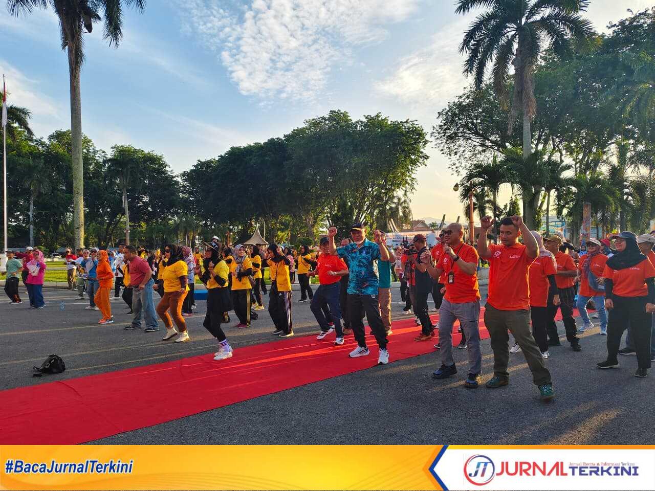 IMG-20251005-WA0063(2) Gubernur Mahyeldi saat melepas kegiatan Jalan Sehat pada Minggu (5/10/2025). (Foto Adpim Sumbar).