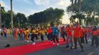 IMG-20251005-WA0063(2) Gubernur Mahyeldi saat melepas kegiatan Jalan Sehat pada Minggu (5/10/2025). (Foto Adpim Sumbar).