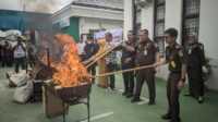 Ket Foto: Kejari Inhil bersama tamu undangan lainnya membakar barang bukti untuk dimusnahkan, Selasa (7/10/2025).