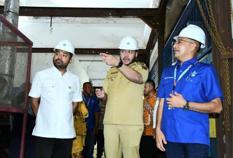 Walikota Padang Fadly Amran bersama Dirut PDAM Kota Padang Hendra Febriazal saat mendampingi kunjungan kerja Anggota Komisi V DPR RI Zigo Rolanda di kawasan IPA Gunung Pangilun, Selasa (7/10/2025).( Dok ist).