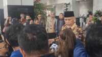 IMG-20251007-WA0082 Gubernur Sumbar Mahyeldi Ansharullah saat di wawancarai wartawan. (Foto Adpim Sumbar)