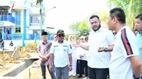 IMG-20251008-WA0029-750x538 Fadly Amran saat meinjau Pengerjaan Drainase di Padang Pasir . (Dok ist).