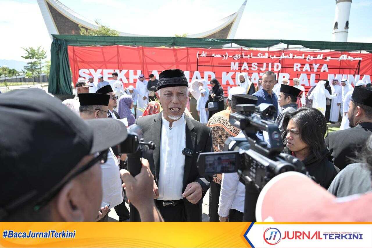 Gubernur Sumbar, Mahyeldi Ansharullah saat di wawancarai wartawan. (Foto Adpim Sumbar).
