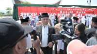 IMG-20251008-WA0054 Gubernur Sumbar, Mahyeldi Ansharullah saat di wawancarai wartawan. (Foto Adpim Sumbar).