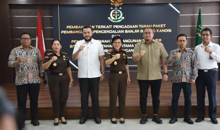 Rapat pembahasan bersama pihak terkait percepatan proyek batang kandis dan fly over sitinjau laut. (Dok ist).