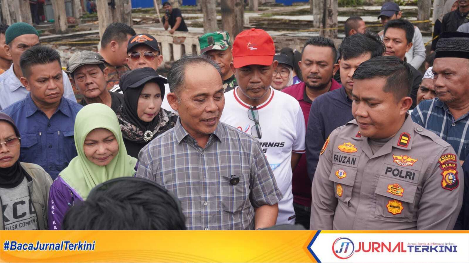 IMG-20251012-WA0079 Ket foto: Bupati Inhil, Haji Herman, saat meninjau kondisi pasar terapung pasca terbakar, Minggu (12/10/25).