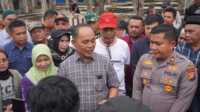 Ket foto: Bupati Inhil, Haji Herman, saat meninjau kondisi pasar terapung pasca terbakar, Minggu (12/10/25).