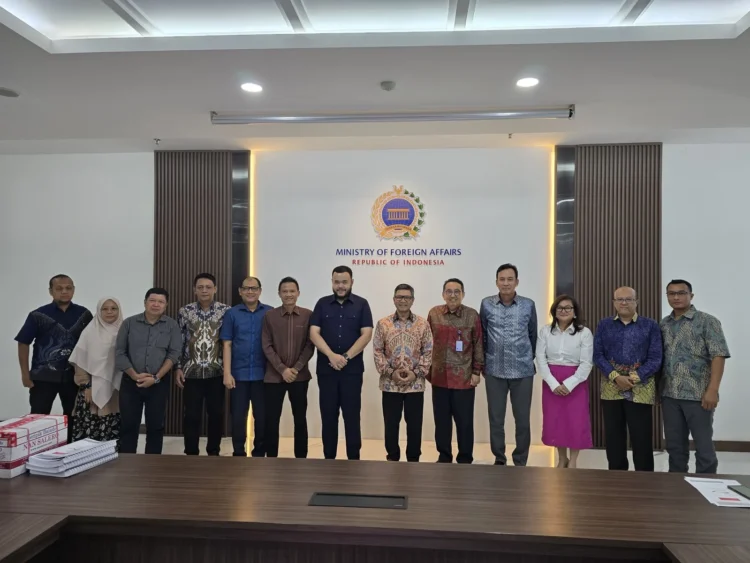Fadly Amran disambut Sekjend Kemenlu RI di Jakarta. (Dok istimewa).