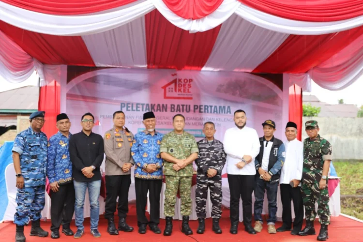 IMG-20251017-WA0065-750x500 Peletakan batu pertama pembangunan fisik 800 gerai di Kec Padang Utara, Jumat (17/10/2025).(Foto istimewa).