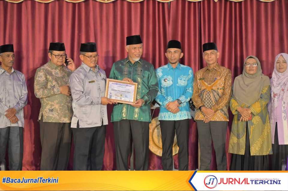 Gubernur Sumbar, Mahyeldi Ansharullah, menghadiri The 14th Batik Birru SMA Negeri 1 Padang Panjang. (Foto: Adpim Sumbar).
