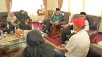 IMG-20251018-WA0151-transformed Gubernur Mahyeldi menerima audiensi pengurus YTPK Ikatan Alumni SMA Negeri 1 Landbouw Bukittinggi. (Foto Adpim Sumbar).