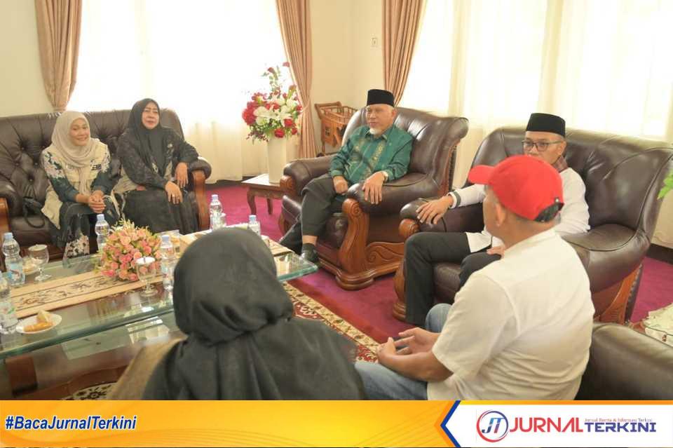 Gubernur Mahyeldi menerima audiensi pengurus YTPK Ikatan Alumni SMA Negeri 1 Landbouw Bukittinggi. (Foto Adpim Sumbar).