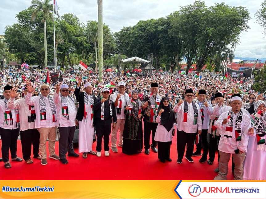 IMG-20251019-WA0097(1)-transformed Ribuan Masyarakat hadir kegiatan Aksi bela Palestina di Hall Kantor Gubernur Sumbar. (Foto Adpim Sumbar).