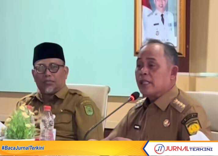 IMG-20251021-WA0000 Ket foto: Bupati Inhil, H Herman, saat memimpin rapat evaluasi pembangunan di Kantor Bupati Inhil, Senin (20/10/25).