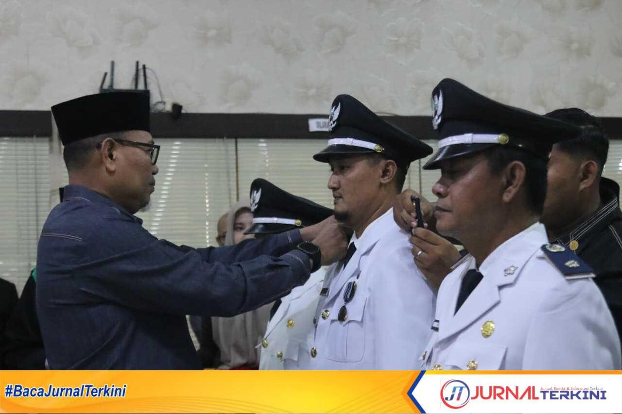 Ket Foto: Sekretaris Daerah Kabupaten Inhil, H Tantawi Jauhari, memimpin prosesi pelantikan dan pengambilan sumpah jabatan sebanyak 19 Pejabat Administrator dan Pejabat Pengawas di lingkungan Pemerintah Kabupaten Indragiri Hilir, Jum'at (24/10/2025).