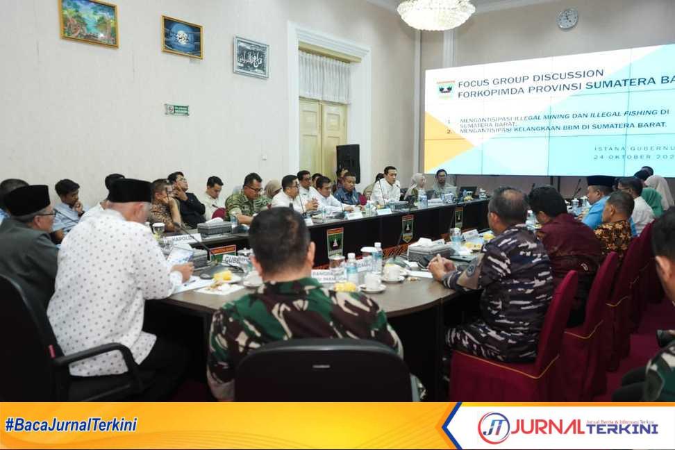 IMG-20251024-WA0141-transformed FGD Forkopimda bertema Mengantisipasi Illegal Mining, Illegal Fishing, dan Kelangkaan BBM di Sumatera Barat, di Istana Gubernur, Jumat (24/10/2025). (Foto Adpim Sumbar).