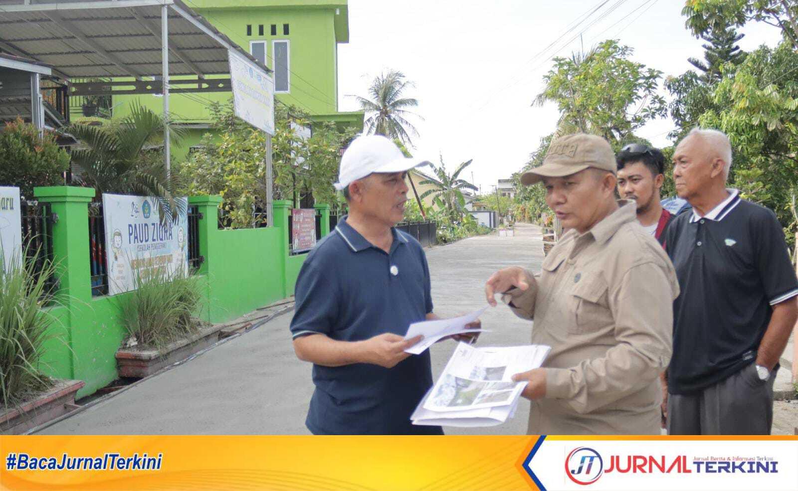 IMG-20251026-WA0041 Ket Foto: Bupati Inhil H Herman saat meninjau proses Pemilharaan jalan yang ada di kota Tembilahan