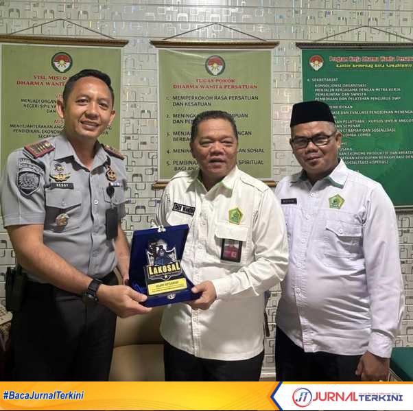 Kalapas Narkotika Sawahlunto, Ressy Setiawan (kiri) bersam Kemenag Sawahlunto. (Foto Istimewa).