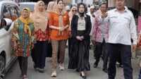 TP-PKK Kota Padang bantu korban kebakaran. (Foto Kominfo Padang).