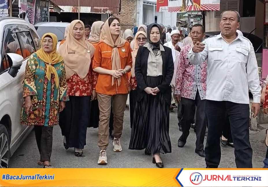 TP-PKK Kota Padang bantu korban kebakaran. (Foto Kominfo Padang).