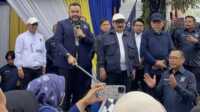 Ketua DPW Partai Nasdem Sumbar bersama Shadiq Pasadigoe melepas kegiatan gerak jalan sehat partai Nasdem Kota Padang. (Foto dokumen istimewa).