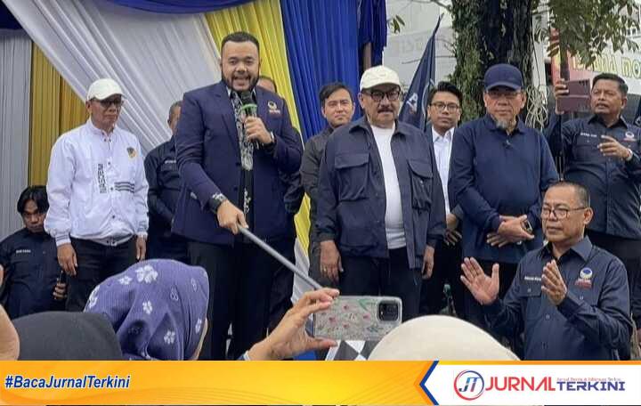 Ketua DPW Partai Nasdem Sumbar bersama Shadiq Pasadigoe melepas kegiatan gerak jalan sehat partai Nasdem Kota Padang. (Foto dokumen istimewa).