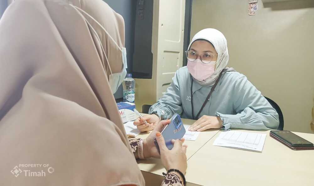 Mobil Sehat PT Timah disambut antusias oleh ratusan warga di Kecamatan Mentok, Kabupaten Bangka Barat, Kamis (23/10/2025). (Timah)