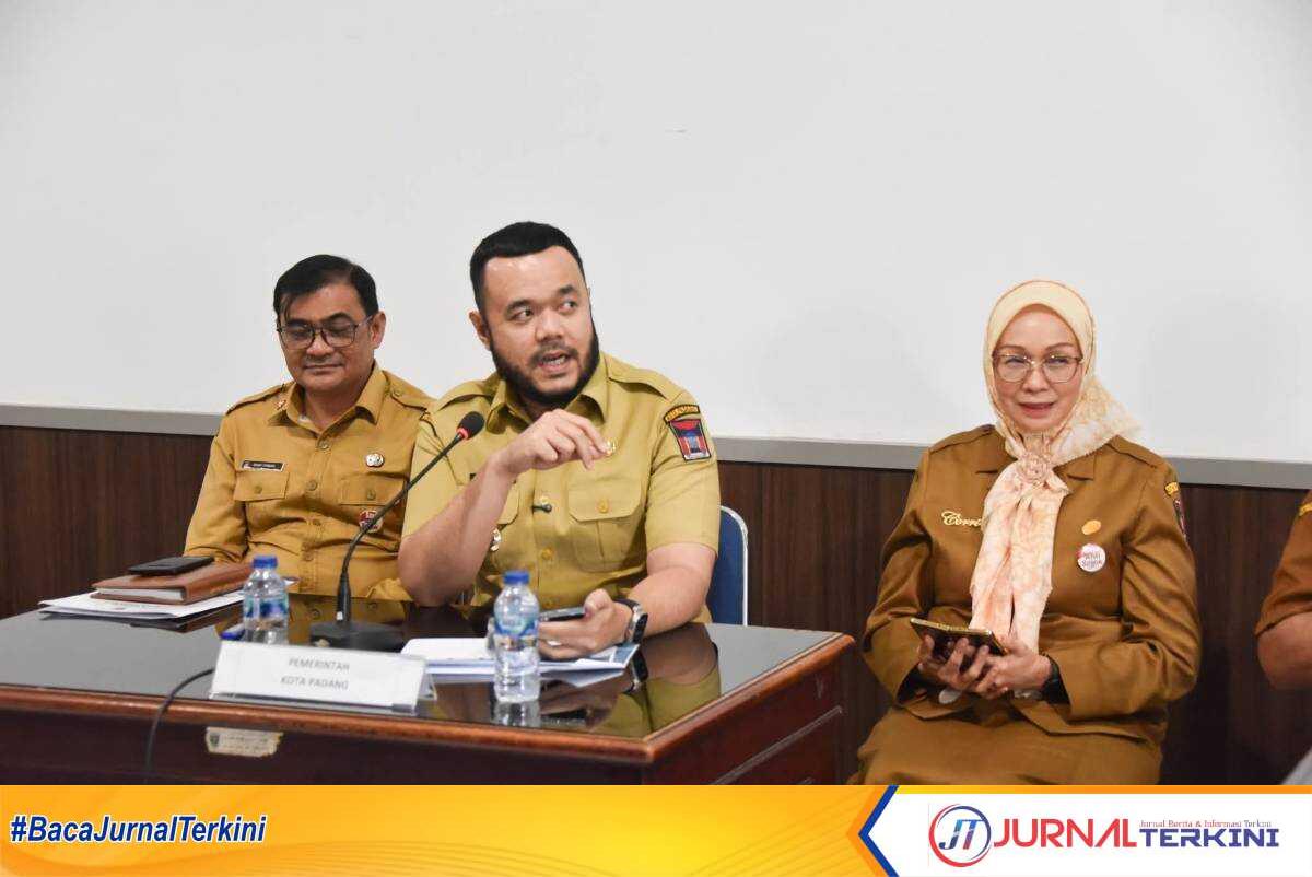 Pi7_Tool_FB_IMG_1759834461267 (1) Walikota Padang, Fadly Amran (Tengah).(Foto Kominfo Padang).